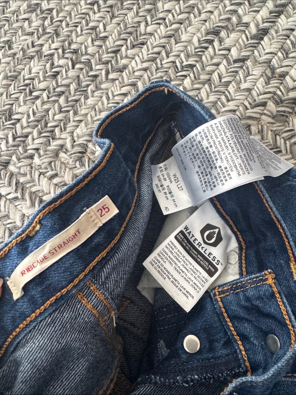 Levi’s Ribcage Straight Dark Wash Size 25 - Picture 2 of 3